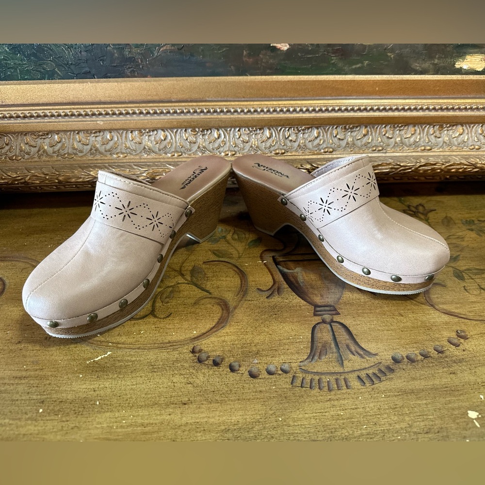 Arizona Jeans Merida slip on clogs Tan 6.5 USA NWOT Beautiful Design